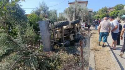 Antalya'nın Manavgat ilçesinde kontrolden çıkarak yol kenarındaki bahçeye devrilen iş