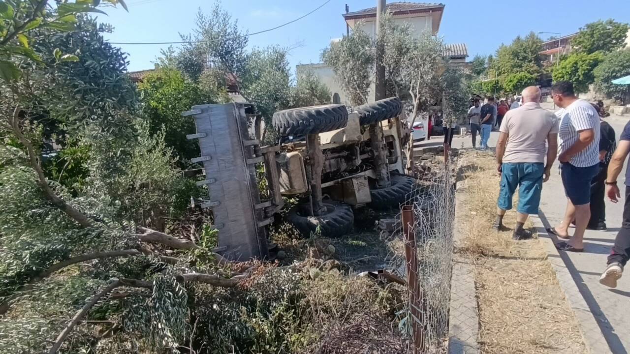 Antalya'nın Manavgat ilçesinde kontrolden çıkarak yol kenarındaki bahçeye devrilen iş