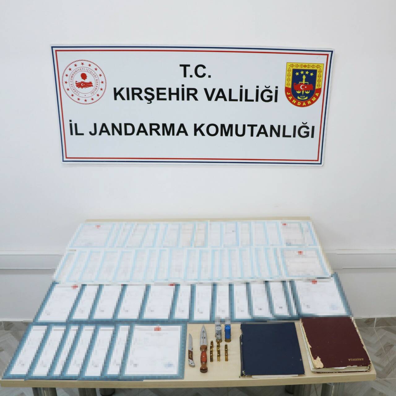 Kırşehir'de jandarma ekiplerince düzenlenen tefecilik operasyonunda gözaltına alınan 4 şüpheli