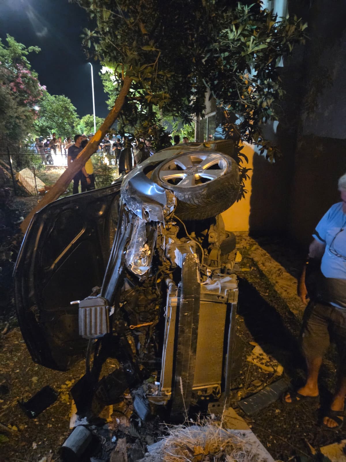  Kocaeli'nin Gölcük ilçesinde sürücüsünün direksiyon hakimiyetini kaybettiği otomobil, yaklaşık 15
