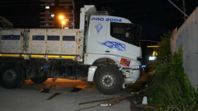 Kastamonu’da direksiyon başında rahatsızlanan sürücünün kontrolünden çıkan kamyon, istinat duvarına