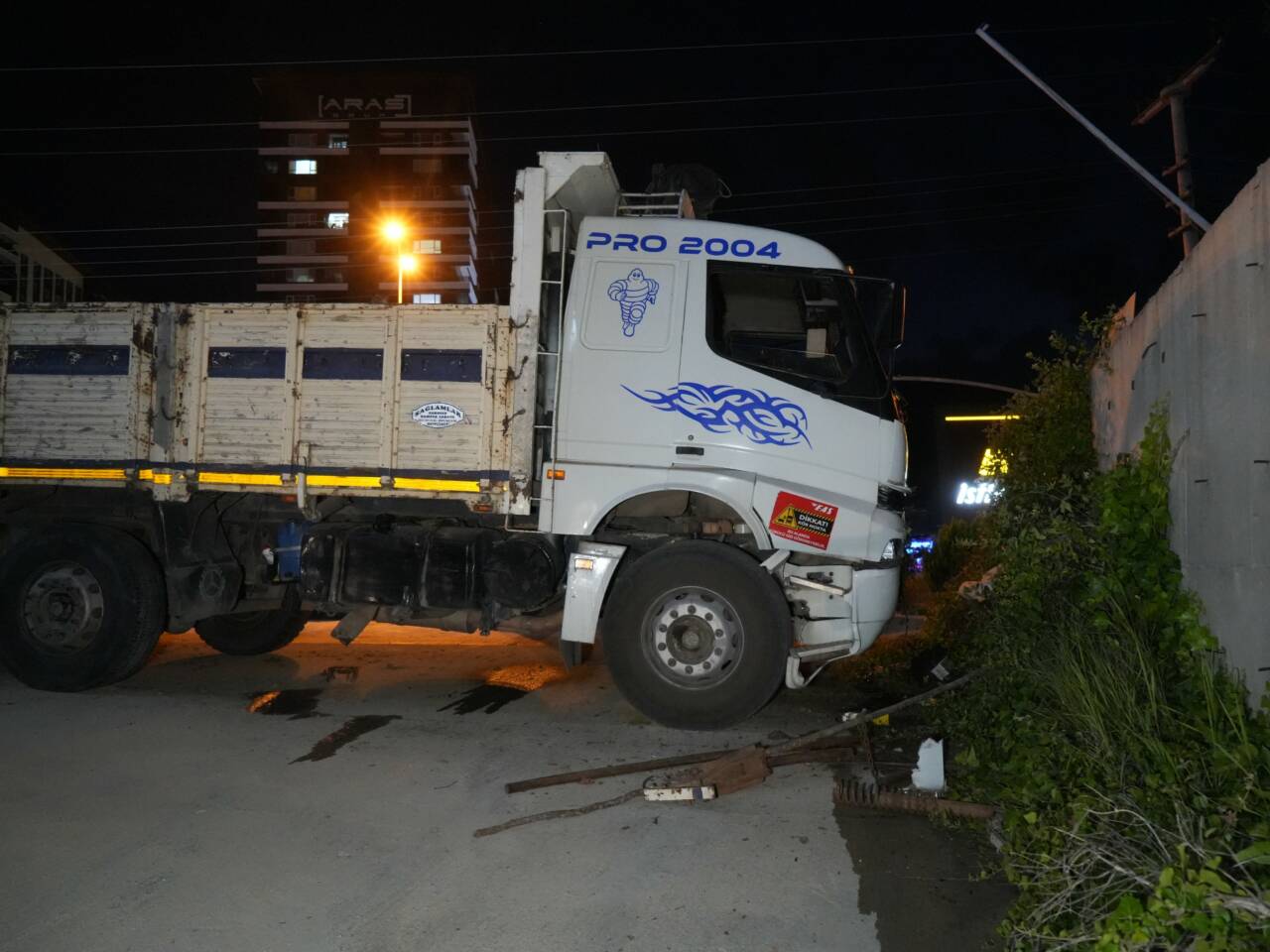 Kastamonu’da direksiyon başında rahatsızlanan sürücünün kontrolünden çıkan kamyon, istinat duvarına