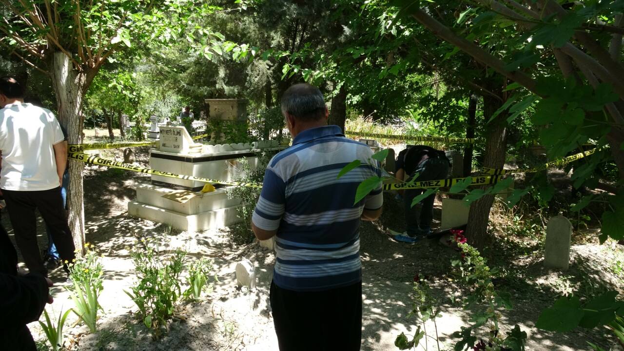 Malatya'da 71 yaşındaki bir kişi evine yakın mesafedeki mezarlıkta ağaca