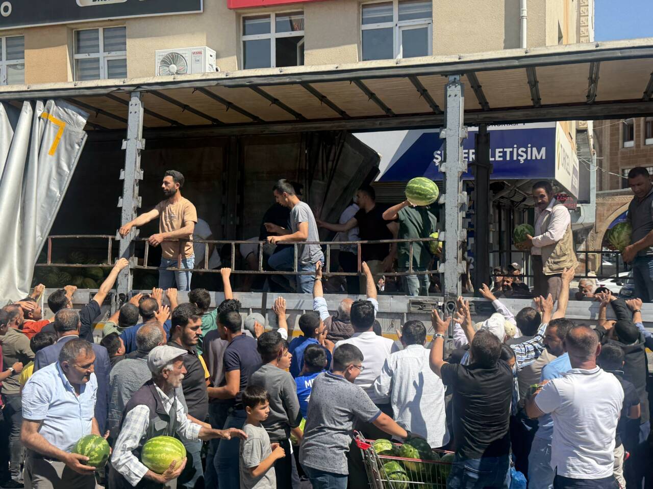 Bitlis'in Ahlat ilçesinde hayırsever çiftçi Mesut Subaşı, memleketine olan bağlılığını