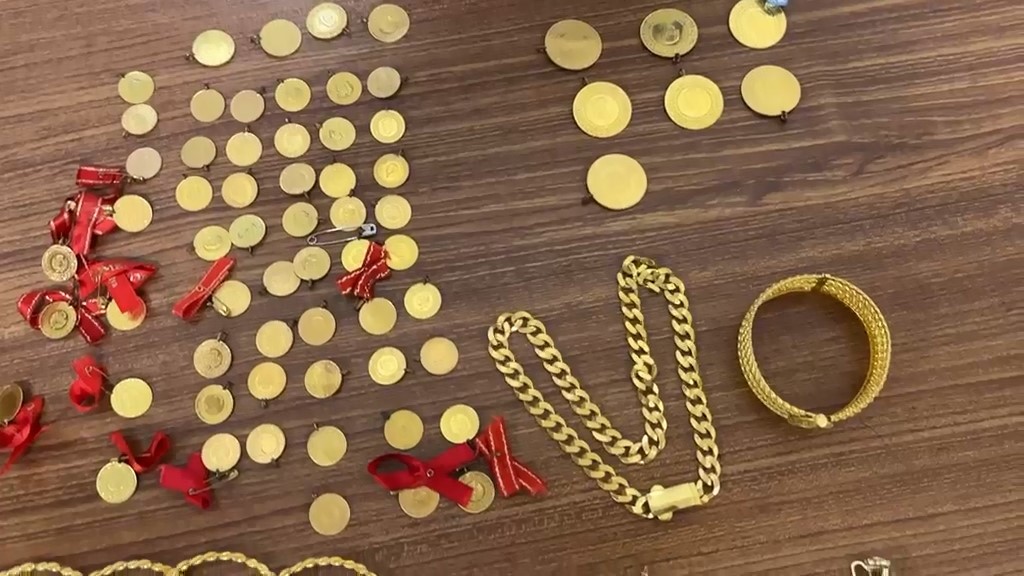 Bulduğu 6,5 milyonluk altın dolu çantayı polise teslim etti! Adıyaman’ın Besni ilçesinde 65 yaşındaki bir kadın, apartman girişinde bulduğu