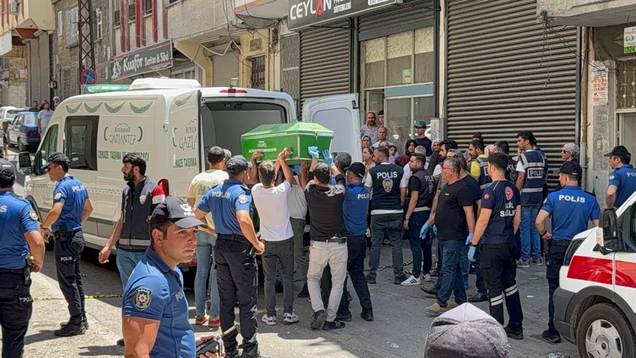 Gaziantep'te cezaevinden izinli çıkan şahıs tartıştığı eşini bıçaklayarak öldürdükten sonra