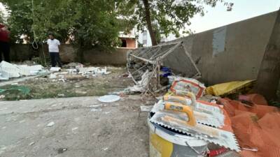 Şanlıurfa'nın Siverek ilçesinde bir binanın dış cephesinde boya yapan işçileri