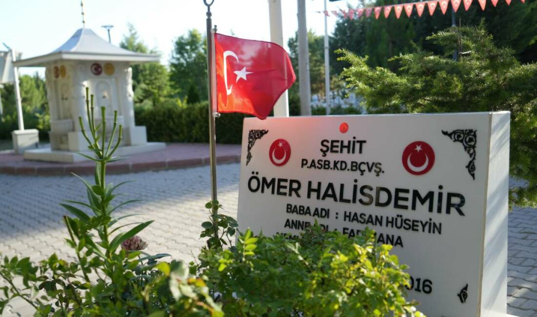 Türkiye’nin dört bir yanından şehit Ömer Halisdemir’in kabrine ziyaret! 15 Temmuz'un 10'uncu yıl dönümünde Türkiye'nin farklı illerinden Niğde'ye gelen