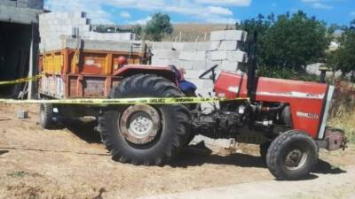 Kırıkkale'nin Çelebi ilçesinde traktör römorkunda dengesini kaybederek başının üzerine düşen