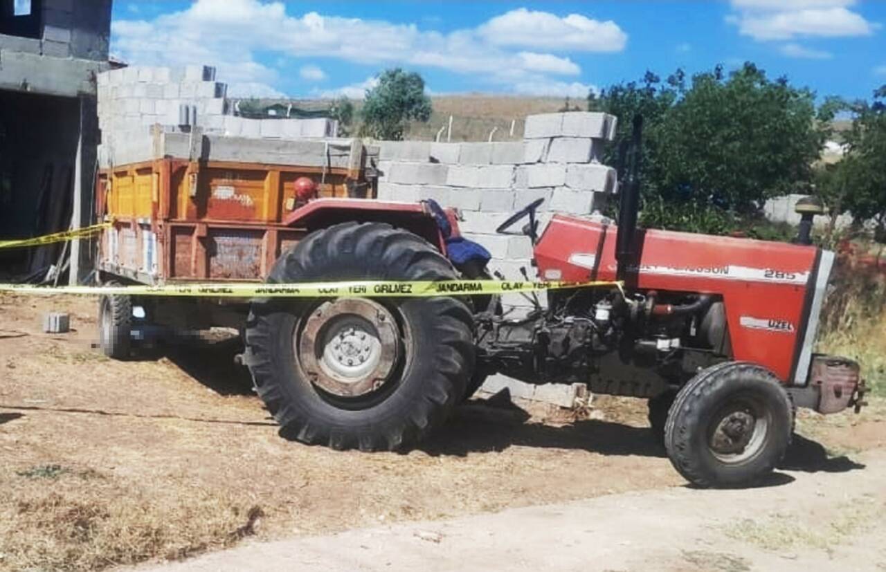 Kırıkkale'nin Çelebi ilçesinde traktör römorkunda dengesini kaybederek başının üzerine düşen