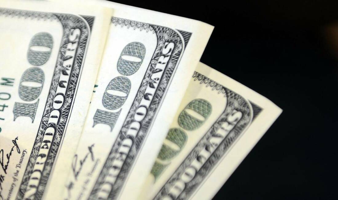 Serbest piyasada döviz fiyatları! Dolar 47,0550 liradan, euro ise 54,0550 liradan güne başladı.