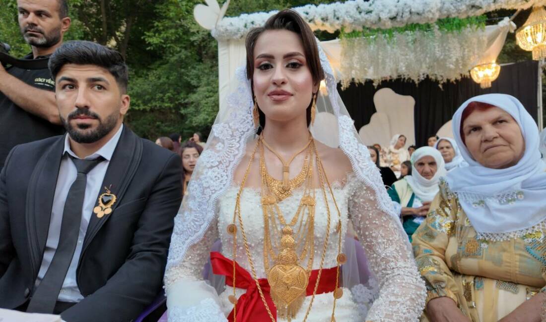 Düğünde takı masası balya balya parayla doldu! Şırnak’ın Beytüşşebap ilçesinde iki gün iki gece süren düğünde çifte,