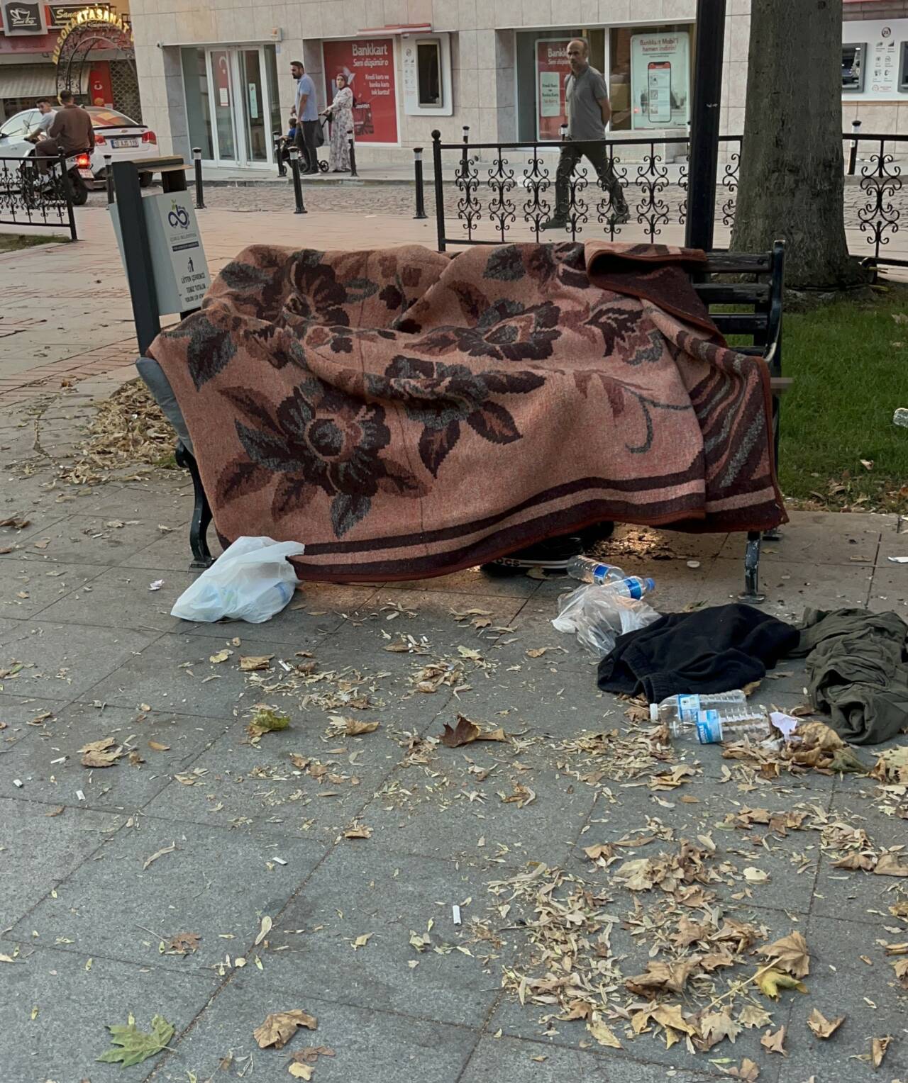 Tekirdağ'da bir vatandaş, yatıp uyuduğu parkın bankında ölü bulundu.