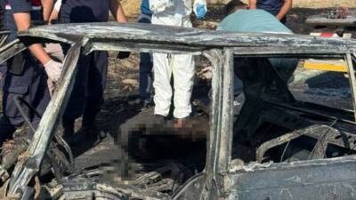 Afyonkarahisar'da iki otomobilin çarpıştığı kazada alev alan araçlardan birindeki sürücü