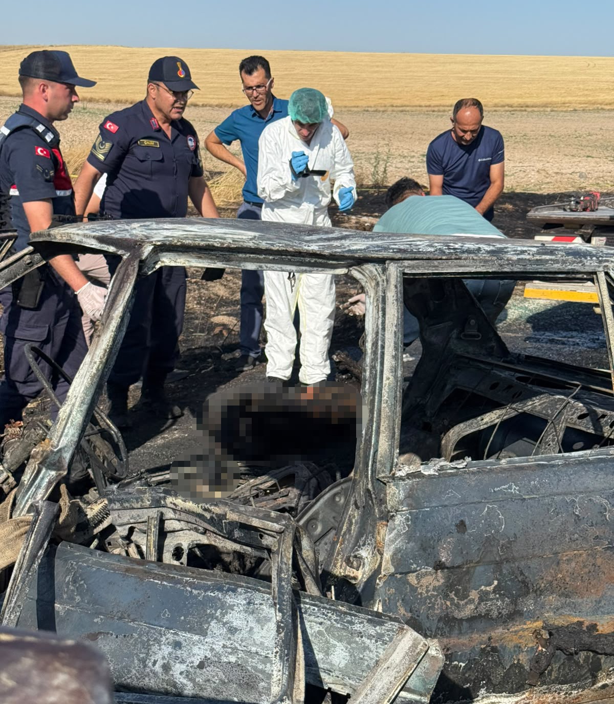 Afyonkarahisar'da iki otomobilin çarpıştığı kazada alev alan araçlardan birindeki sürücü