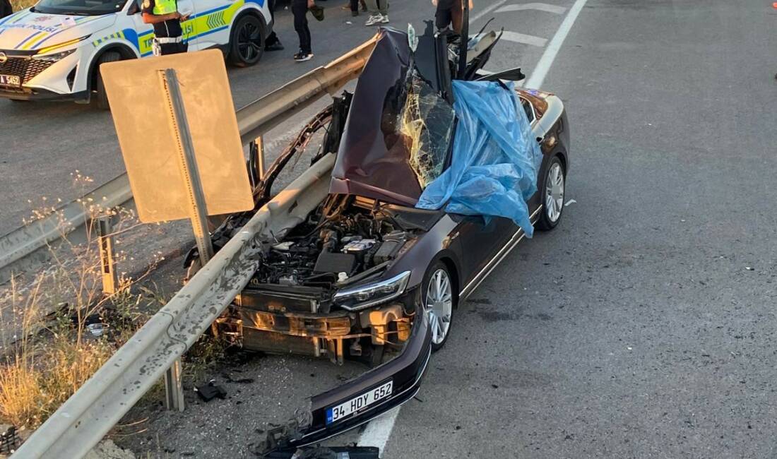 Düğün konvoyunda kaza, otomobil bariyere saplandı:1 Ölü 3 Yaralı! Kayseri'nin Melikgazi ilçesinde düğüne gitmek üzere yola çıkan konvoydaki bir