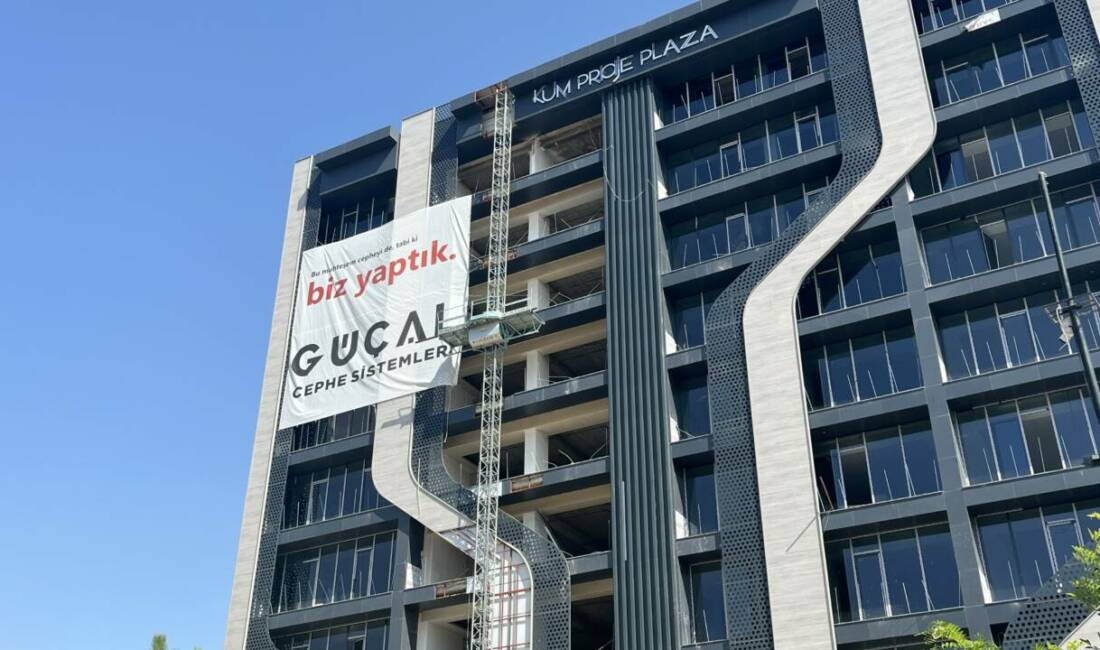 Konya'da inşaatın dış cephesine kurulan kule yük asansöründen yedinci kattan