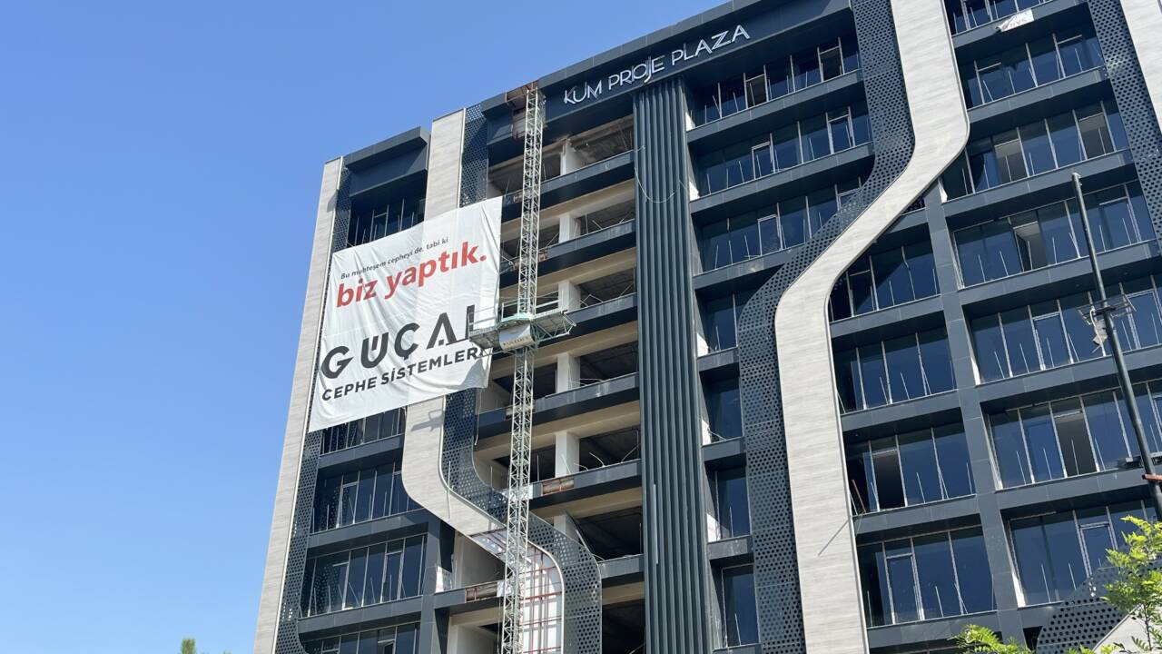 Konya'da inşaatın dış cephesine kurulan kule yük asansöründen yedinci kattan