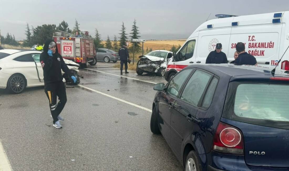  Eskişehir'in Sivrihisar ilçesinde yağış sonrası kayganlaşan yolda 3 aracın karıştığı