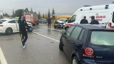  Eskişehir'in Sivrihisar ilçesinde yağış sonrası kayganlaşan yolda 3 aracın karıştığı