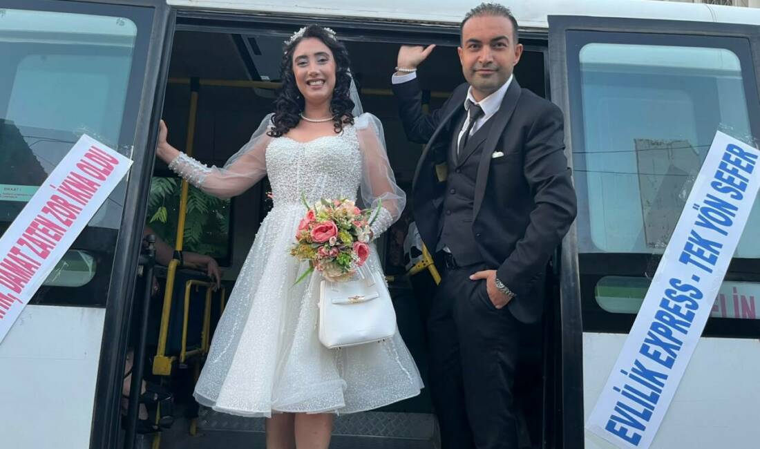 Öğretmen çift, dolmuşu gelin arabası yaptı! Adana'da görev yapan öğretmen çift, düğünlerinde klasik gelin arabası yerine