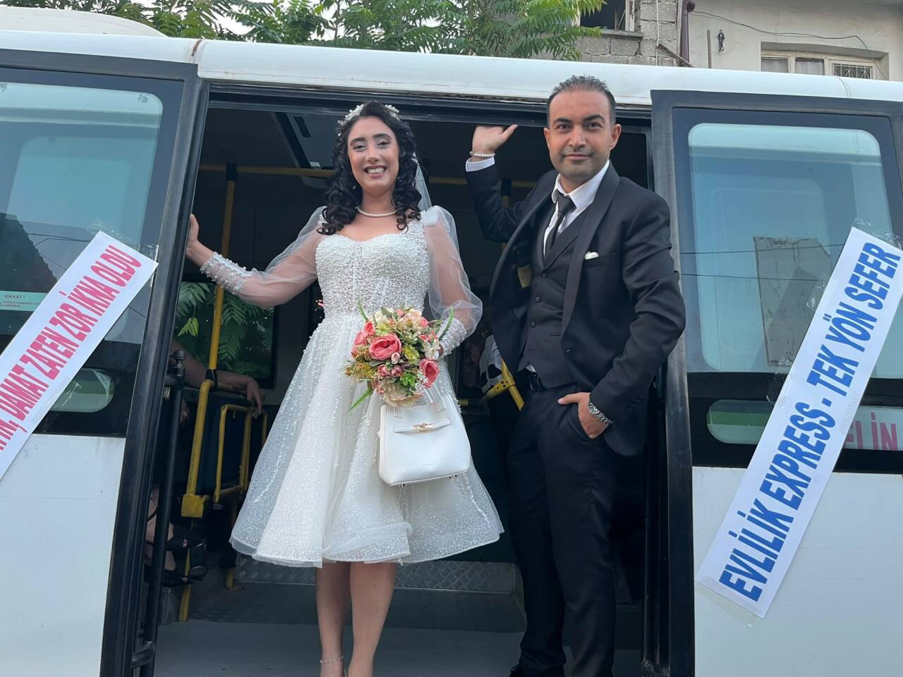 Adana'da görev yapan öğretmen çift, düğünlerinde klasik gelin arabası yerine