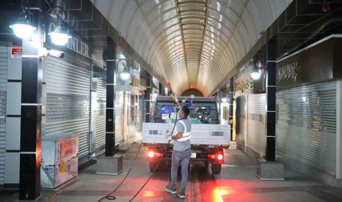 Aksaray Belediyesi’nden Kapalıçarşı’da Gece İlaçlama Mesaisi Aksaray Belediyesi, daha sağlıklı ve yaşanabilir bir şehir hedefi doğrultusunda
