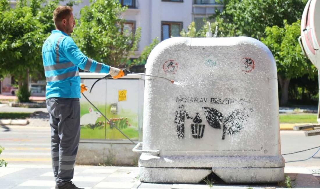 Aksaray’da çöp konteynerleri düzenli olarak dezenfekte ediliyor Aksaray Belediyesi, yaz aylarında oluşabilecek kötü koku, bakteri ve çevre