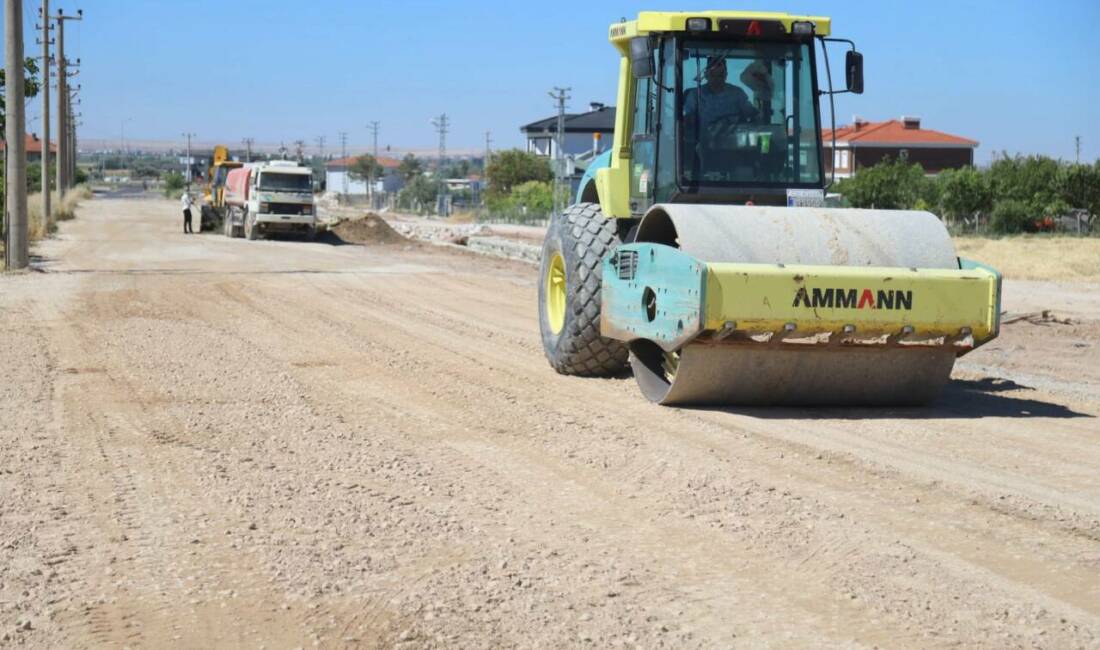Aksaray Belediyesi, Cumhuriyet Mahallesi’nde sıcak asfalt öncesi zemin hazırlık çalışmalarını