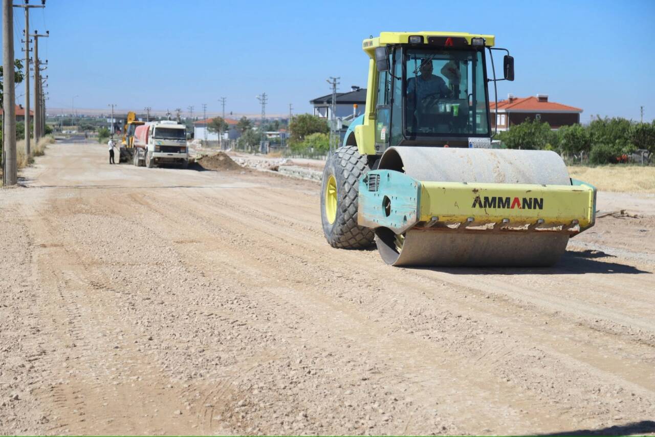 Aksaray Belediyesi, Cumhuriyet Mahallesi’nde sıcak asfalt öncesi zemin hazırlık çalışmalarını
