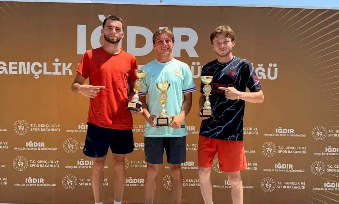 Kayısı Tenis Kupası’nda Aksaraylı kardeşlerden kürsü başarısı Aksaraylı sporcular, 4-12 Temmuz tarihleri arasında Iğdır'da düzenlenen Kayısı Tenis