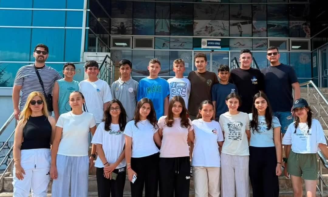 ANALİG Yüzme müsabakalarında Aksaraylı sporculardan başarılı performans Kırşehir'de düzenlenen Anadolu Yıldızlar Ligi (ANALİG) Yüzme Müsabakalarında Aksaray'ı temsil