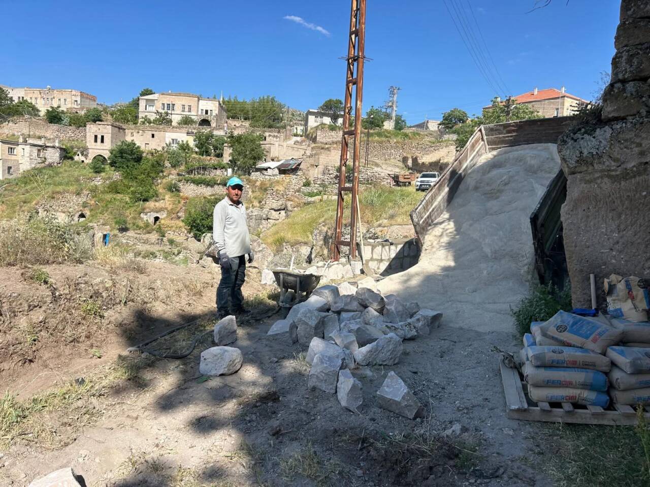 Güzelyurt'un önemli turizm noktalarından biri olan Ali Baba Mağaraları'na ulaşımı
