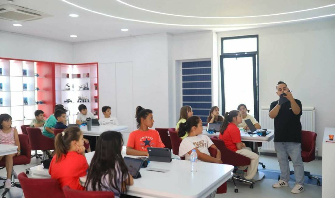 Aksaray Bilim Merkezinde TÜBİTAK Yaz Akademisi kursları devam ediyor Aksaray Belediyesi Bilim Merkezi'nde düzenlenen TÜBİTAK Yaz Akademisi kursları, yaz