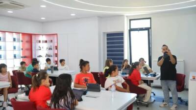 Aksaray Belediyesi Bilim Merkezi'nde düzenlenen TÜBİTAK Yaz Akademisi kursları, yaz