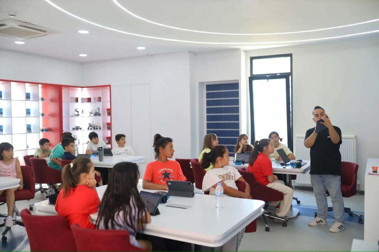 Aksaray Belediyesi Bilim Merkezi'nde düzenlenen TÜBİTAK Yaz Akademisi kursları, yaz