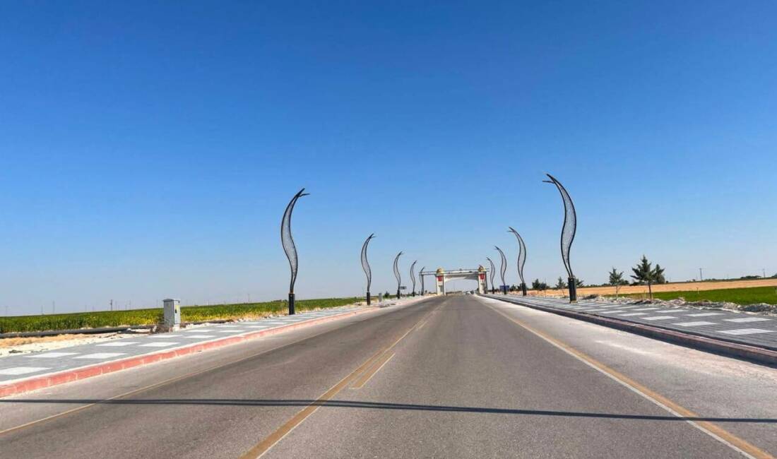 Eskil’in girişi yenilendi: Kaldırım ve aydınlatma çalışmaları tamamlandı Eskil Belediyesi, ilçe girişinde yürüttüğü kaldırım ve modern aydınlatma çalışmalarını