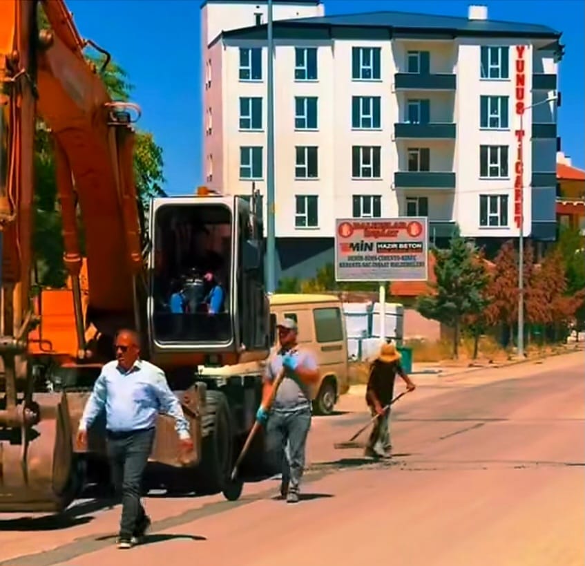 Gülağaç Belediyesi, ilçe genelinde yürüttüğü hizmet çalışmalarına sabahın erken saatlerinde
