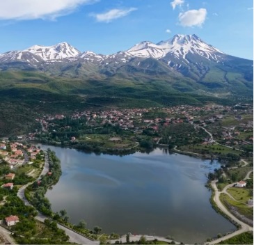 Hasan Dağı ile Helvadere Göleti’nin buluştuğu manzara hayran bırakıyor Aksaray Belediyesi, Hasan Dağı ile Helvadere Göleti’nin aynı karede buluştuğu