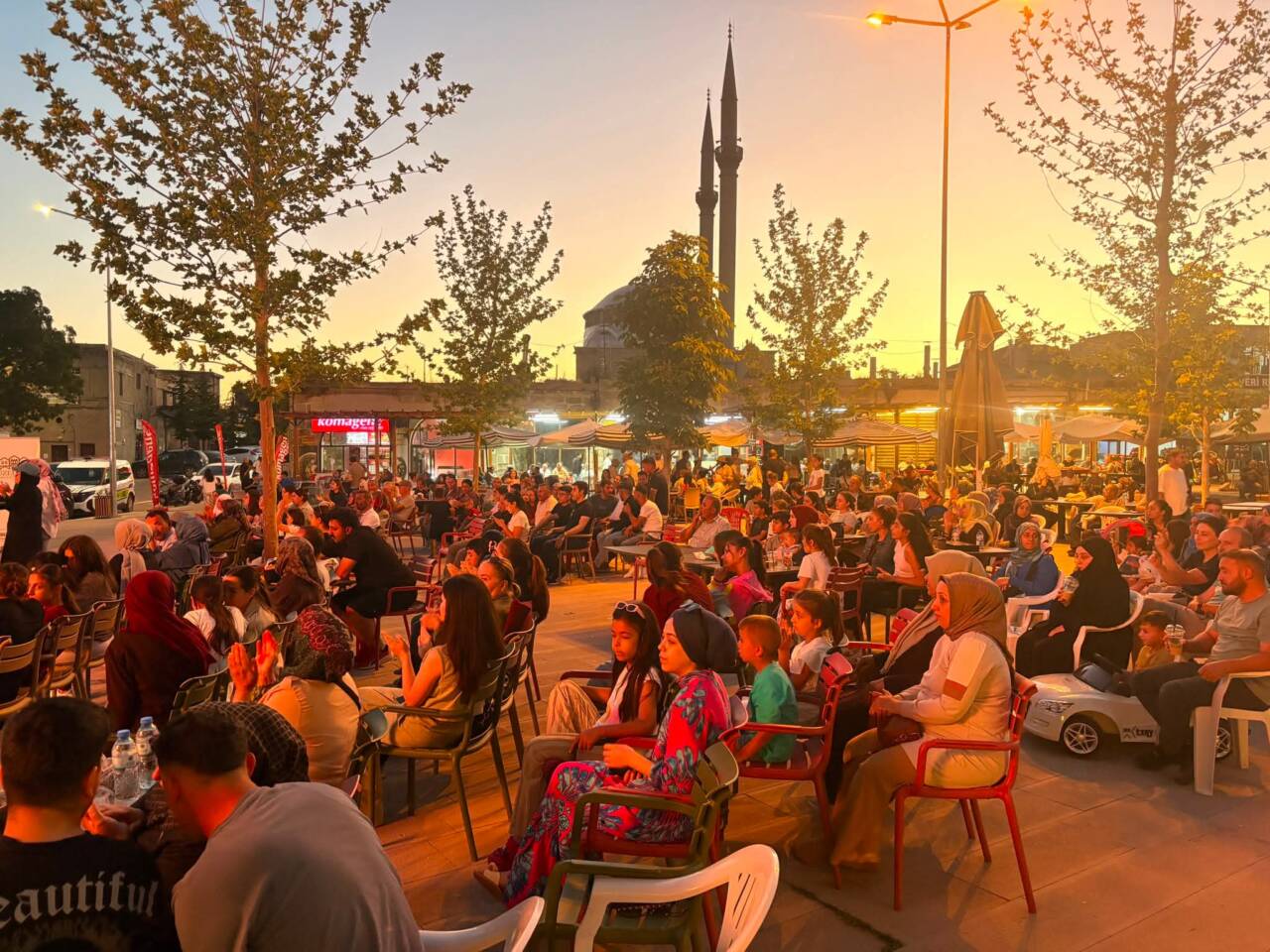 Güzelyurt Belediyesi tarafından ilçede düzenlenen sinema gecesi ve mini konser