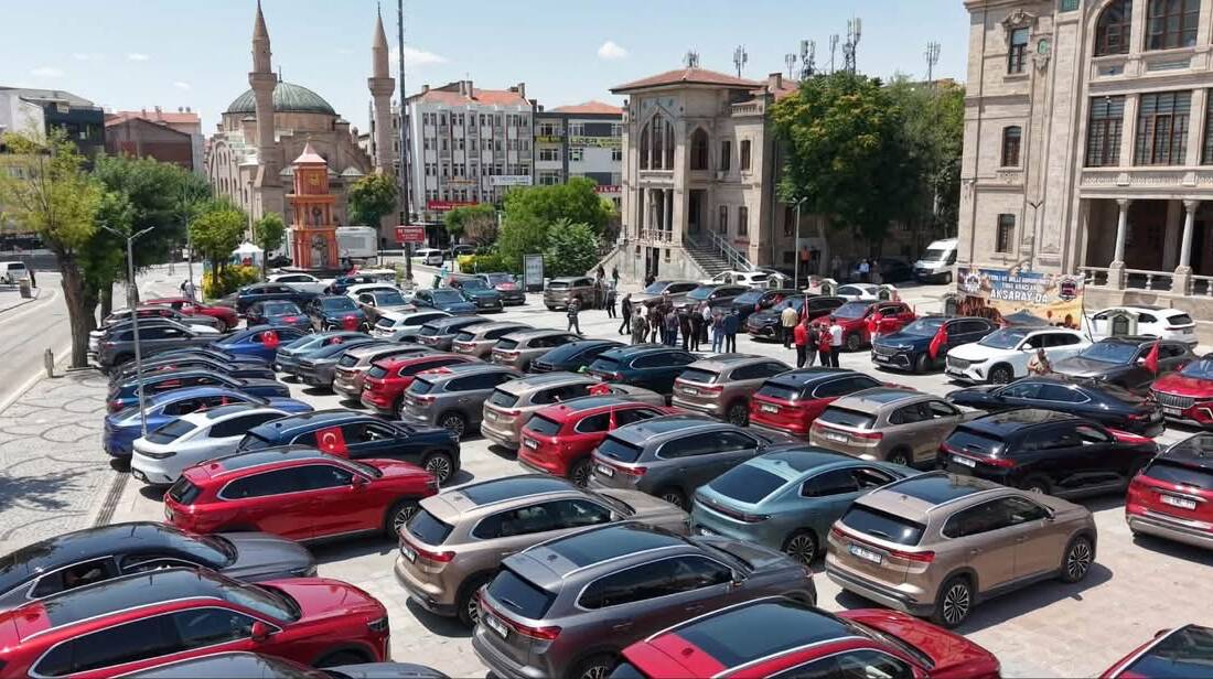 TOGG Konvoyu Aksaray’ın tarihini keşfetti! Yaklaşık 100 TOGG’un katıldığı organizasyonda Türkiye’nin dört bir yanından gelen