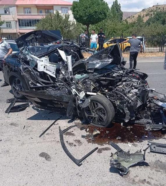 Bingöl’de park halindeki tıra çarpan