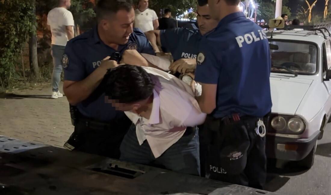 Kaza yapan alkollü sürücünün yakınları ortalığı birbirine katınca 12 kişi gözaltına alındı! Aksaray’da alkollü sürücünün kullandığı araç, bir lokantanın duvarına çarptı. Kaza