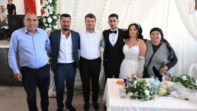 Aksaray Belediye Başkanı Dr. Evren Dinçer, Saratlı beldesindeki düğüne katılarak