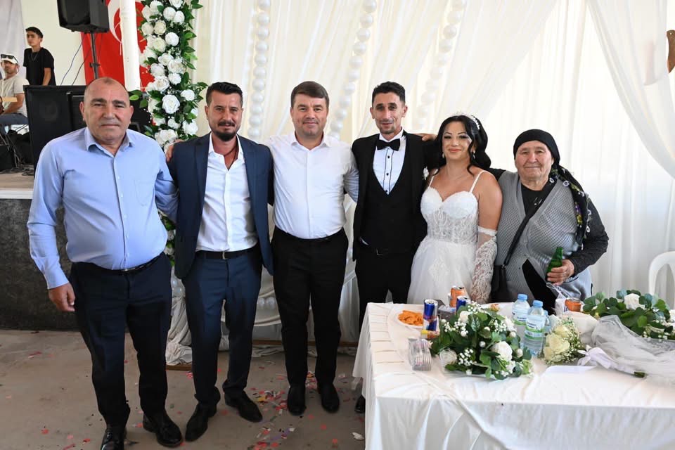 Aksaray Belediye Başkanı Dr. Evren Dinçer, Saratlı beldesindeki düğüne katılarak