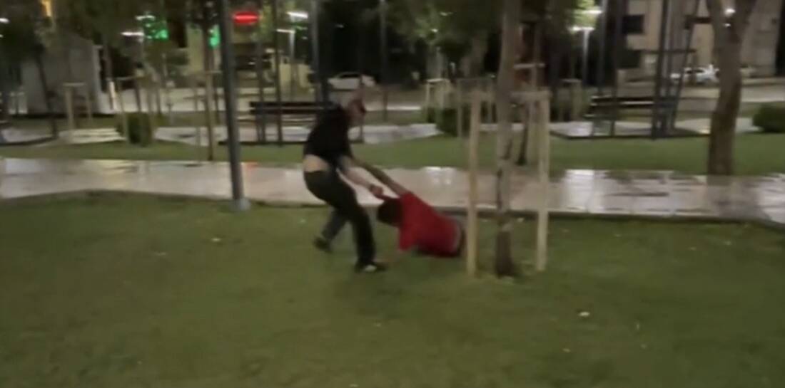 Aksaray’daki Kent Park’ta iki genç