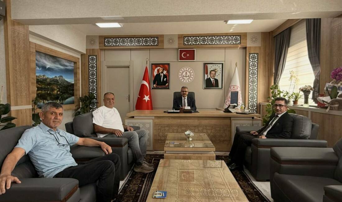 Aksaray Sürücü Kursları ve Eğitimcileri Derneği’nden İl Milli Eğitim Müdürü Yusuf Uzantı’ya ziyaret Aksaray Sürücü Kursları ve Eğitimcileri Derneği Başkanı Ahmet Pektaş ve