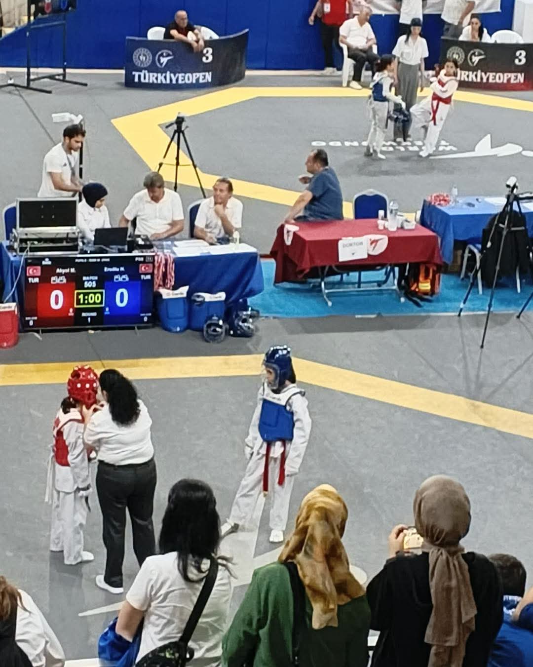 Isparta'da düzenlenen Minikler Türkiye Taekwondo Şampiyonası Batı Grubu Müsabakaları'nda Ortaköy'ü