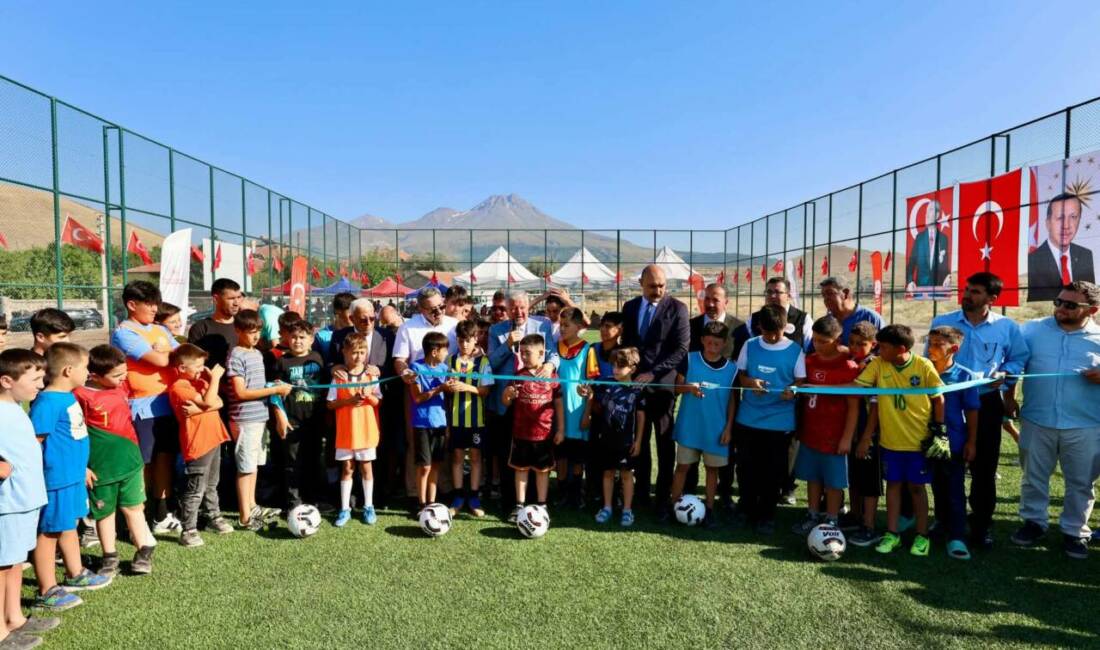Karaören köyünde halı sahanın açılışı yapıldı! Aksaray Valisi Murat Duru, Karaören Köyü’nde halı saha açılışını yaptı,