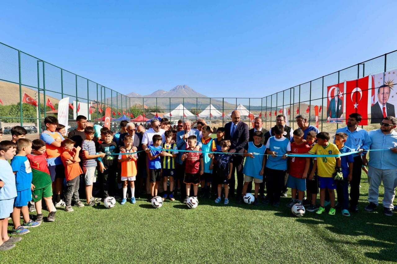 Aksaray Valisi Murat Duru, Karaören Köyü’nde halı saha açılışını yaptı,